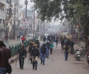 سلیم پور میں شہریت ایکٹ کے خلاف عوام کا شدید احتجاج ۔ پولس نے مظاہرین پر آنسو گیس کا استعمال کیا