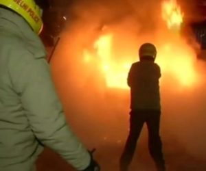 دریا گنج میں احتجاج کے دوران تشدد، کئی گاڑیاں نذر آتش