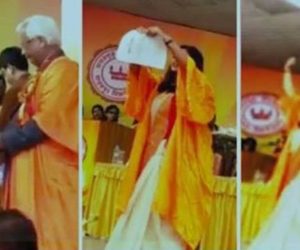 سی اے کے خلاف احتجاج کرتے ہوئے ہوئے جادھو پور یونیورسٹی کی طالبہ نے اسٹیج پر اپنی ڈگری پھاڑ دی، سوشل میڈیا پر وائرل ہوئی ویڈیو