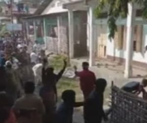 آسام: شہریت ترمیمی بل کے خلاف مشتعل مظاہرین کا بی جے پی کے آفس پر حملہ 