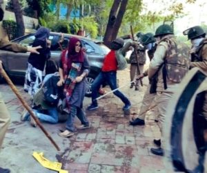 دہلی: شہریت قانون کے خلاف طلباء جامعہ کے پُر امن احتجاج کو پرتشدد بنانے میں پولیس کا اہم رول، مظاہرین پر لاٹھی چارج اور آنسو گیس کی بوچھاڑ ، حالات کشیدہ