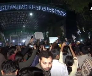 جامعہ ملیہ اسلامیہ: پولیس ہیڈ کواٹر کے باہر پولیس کے خلاف طلبا ء اور ٹیچرس کا مظاہرہ  اے ایم یو میں بھی زبردست ہنگامہ ، آر اے ایف کیمپس میں داخل، حالات تشویشناک