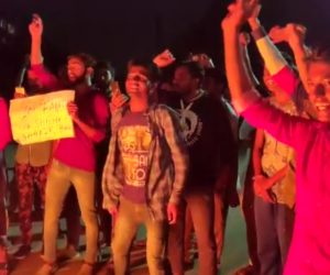 مانو کے طلبہ بھی نکل گئے سڑکوں پر، جامعہ اسٹوڈینٹ پر پولس کی بربریت کے خلاف احتجاج جاری