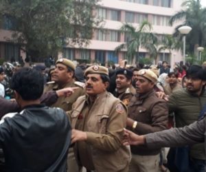 جامعہ کے طلبا پر ہوئے مظالم کے خلاف دہلی یونیورسٹی میں بھی ہنگامہ شروع، طلبا و پولس کے درمیان تصادم