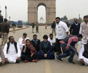 جامعہ طلبا پر پولس بربریت کے خلاف دھرنے پر بیٹھیں پرینکا گاندھی 