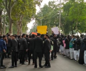 علی گڑھ مسلم یونیورسٹی کا ہاسٹل خالی، بچے اپنے اپنے گھر روانہ