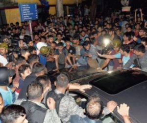 طلبا نے جادھو پور یونیورسٹی میں گورنر کو گھیرا، لگائے ’’ بی جے پی کارکن واپس جاؤ ‘‘کے نعرے