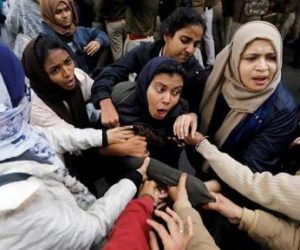 بھارت: متنازعہ بل پر احتجاج، امريکا و برطانيہ کا سفری انتباہ