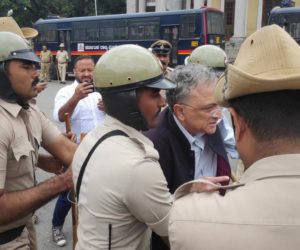 انٹر ویو دینے کے دوران مورخ اور منصف رام چندر گوہاکو پولس نے حراست میں لے لیا ، شہر یت ترمیمی ایکٹ کے خلاف کررہے تھے احتجاج