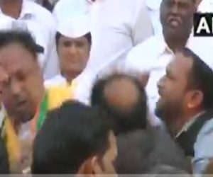ایم پی میں پرچم کشائی کے د وران کانگریسی لیڈر کی آپس میں نوک جھونک،مارا ایک دوسرے کو طمانچہ