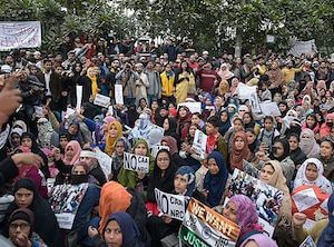 کانپور میں 100 سے زائد اہم مقامات پر این آر سی اور سی اے اے کے خلاف بینر آویزاں! پوسٹر پر مظاہرین سے پرامن احتجاج کی اپیل ، ہندو مسلم سکھ عیسائی بھائی بھائی کا نعرہ بھی درج