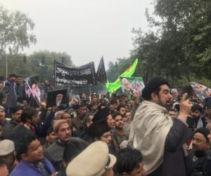 امریکی سفارت خانہ کے سامنے سیکڑوں لوگوں نے کیا احتجاج، ٹرمپ مردہ باد کے لگے نعرے 