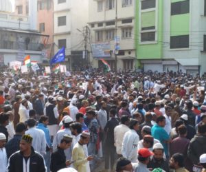 اندور میں لاٹھی چارج ہونے کے باوجود مظاہرین کا حوصلہ بلند،پولس کچھ بھی کرلے سی اے اے کے خلاف ہم احتجاج جاری رکھیں گے