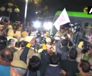 جے این یو میں ہوئی غنڈہ گردی کے خلاف احتجاج کررہے اسٹوڈینٹ پر پولس کا تشدد ۔ یونین نے کہاکہ ہمارا احتجاج ہر حال میں جاری رہے گا