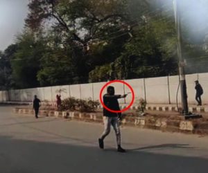 پولس کی موجودگی میں احتجاج کررہے جامعہ کے طلبہ پر فائرنگ ۔ حملہ آور گرفتار