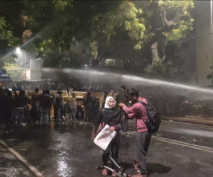 وزیر اعلی ہاﺅس کے باہر احتجاج کررہے لوگوں پر دہلی پولس کا تشدد ۔اوکھلا کے سابق ایم ایل اے آصف محمد خان سمیت متعدد افراد حراست میں لے لئے گئے