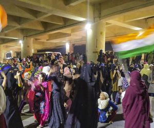 جعفر آباد میٹرو اسٹیشن کے نیچے روڈ بند کردیا خواتین نے ۔ سی اے اے کے خلاف احتجاج