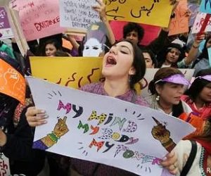 پاکستان میں خواتین نے نکالا عورت مارچ ۔ میرا جسم میری مرضی کانعرہ چھایا رہا