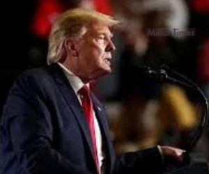 ٹرمپ کو پریس کانفرنس کے بیچ سےلے گیا بندوق سے لیس شخص