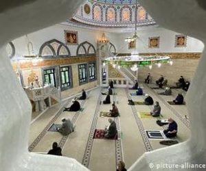 کورونا وائرس: فی الحال باجماعت نماز سے گریز یا احتیاط لازم