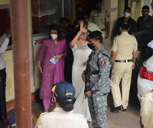 ساری کوششیں ہوئیں ناکام، کنگنا اور بہن کو ممبئی پولس اسٹیشن جانا ہی پڑا