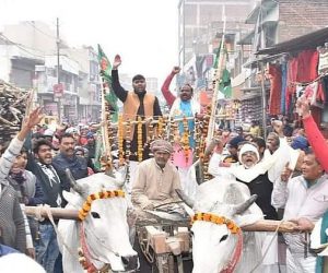 بہار: کسانوں کے حق میں حزب اختلاف نے بنائی انسانی زنجیر، روٹیوں کی مالا پہن کر بیل گاڑی سے پہنچے سابق وزیر