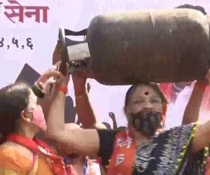 ایل پی جی سلینڈر اور تیل قیمتوں میں اضافہ کے خلاف ممبئی میں شیوسینا کا احتجاج