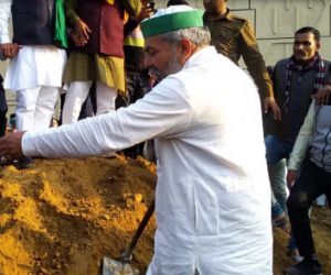 جہاں مودی حکومت نے گاڑی تھی کیلیں، وہاں راکیش ٹکیت نے لگا دیا پھولوں کا پودا