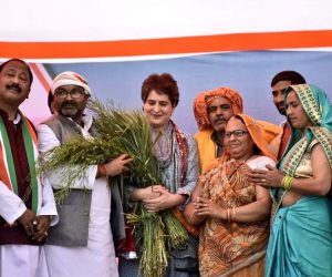 پرینکا گاندھی کی متھرا پہنچ کر ’کسان مہاپنچایت‘ میں شرکت، مرکزی حکومت پر حملہ بولا