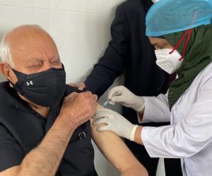 میرے عمر رسیدہ والد کورونا ویکسین لے سکتے ہیں، تو آپ کو بھی لینی چاہیے: عمر عبداللہ