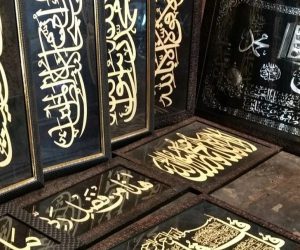 حیدر آباد: مسجد کی دیواروں پر قرآنی آیتیں نقش کر رہا ہندو شخص!