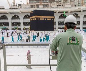 جدید آلات اور تربیت یافتہ کارکنان کے ساتھ بیت اللہ کی چھت صرف 20 منٹوں میں صاف!