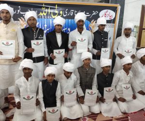 مدرسہ انوار العلوم کے طلبہ عزیز کو دستارِ حفظ سے کیا گیا سرفراز