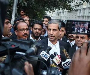 وکیل محمود پراچہ کے خلاف سرچ وارنٹ پر عدالت نے لگائی روک