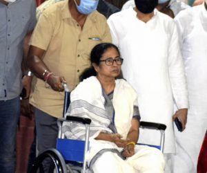 ممتا کی سکیورٹی میں ہوئی چوک، الیکشن کمیشن نے سیکیورٹی کے دو اہلکار کئےمعطل