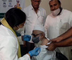 دارالعلوم دیوبند کے مہتمم مفتی ابوالقاسم نے لی کورونا ویکسین کی پہلی خوراک