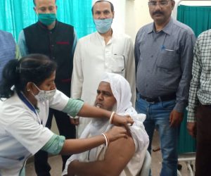 ڈھاکہ جامع مسجد کے امام مولانا نذر المبین ندوی نے لی کرونا ویکسین کی پہلی خوراک