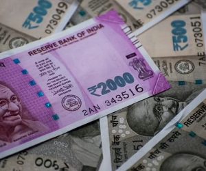 ڈالر کے مقابلے روپیہ 18 پیسے کمزور