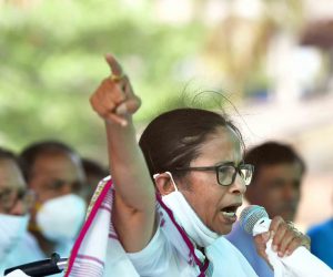 ممتا کاالیکشن کمیشن سے سوال، نریندر مودی کے خلاف کوئی کارروائی کیوں نہیں؟