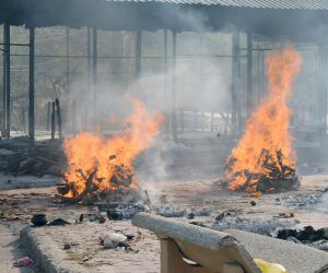 کورونا قہر: لکھنؤ میں لاشوں کے انبار، چھوٹے پڑ رہے شمشان گھاٹ، لکڑیوں کی بھی قلت