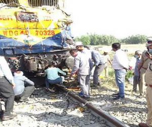 اترپردیش میں ٹرک سے ٹرین کی ٹکر، چار کی موت