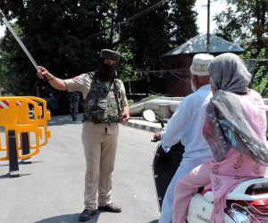 کشمیر: کورونا گائیڈ لائنز کی خلاف ورزی کرنے والوں سے تقریباً دو لاکھ روپے جرمانہ وصول