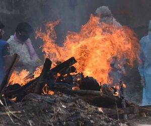 ہندوستان میں کورونا وائرس کے 3 لاکھ 23 ہزار سے زیادہ نئے کیسز، 2771 اموات