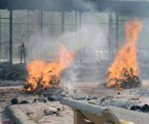 لکھنؤ میں ایک ساتھ جلائی جارہی ہیں لاشیں، ناکامی کو چھپانے کیلئے کھڑی کردی گئی دیواریں