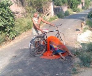 یوگی کے اتر پردیش میں سائیکل پر لاش ڈھوتا ایک ضعیف العمر