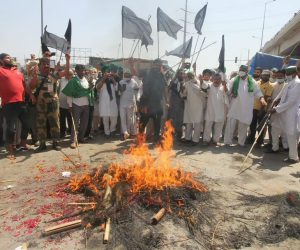 سیاہ پرچموں کے درمیان کسانوں نے پی ایم مودی کا پتلا کیا نذر آتش