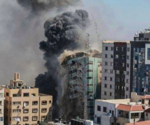 غزہ میں الجزیرہ اور دوسرے بین الاقوامی میڈیا ہاؤسز کی عمارت پر بمباری، پوری عمارت زمیں بوس