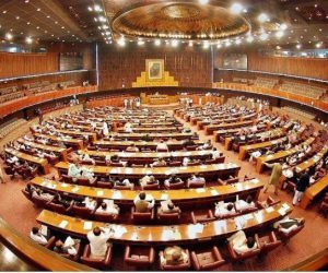 پاکستان کی قومی اسمبلی میں زبردست ہنگامہ، حکومتی اور اپوزیشن ارکان میں ہاتھا پائی