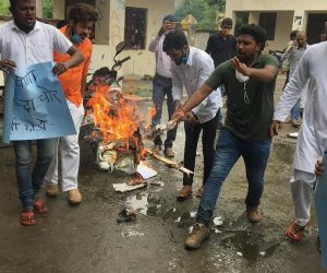 رام جنم بھومی گھوٹالہ کے خلاف این ایس یو آئی کا مظاہرہ، پی ایم مودی کا پُتلہ نذر آتش