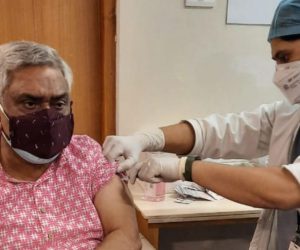 پروفیسر اختر الواسع نے اپنی اہلیہ کے ساتھ کرونا کا ٹیکہ لگایا ، عوام سے بھی اپیل کی